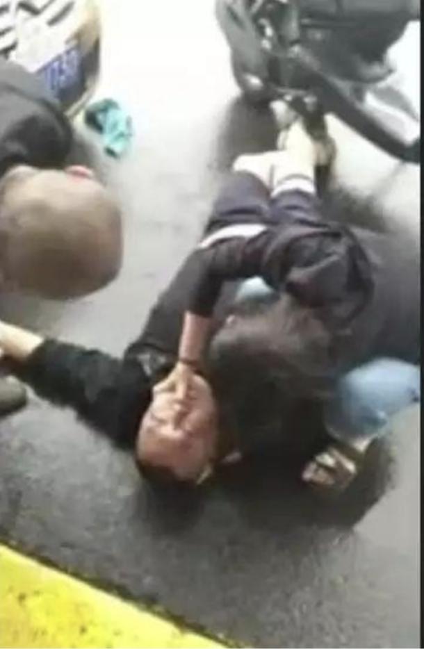 云南景洪，肖某酒后驾车，还和骑电动车的王某吵了起来，双方互不相让，肖某先动手打了