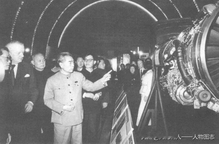 1973年3月周恩来和李先念参观英国工业技术展览会。