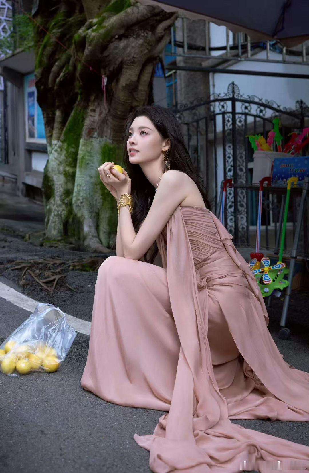 张艺上与毛孩子温柔同框 昨天的记忆点很多：草地、球门、毛茸茸，还有 一抬手一回头