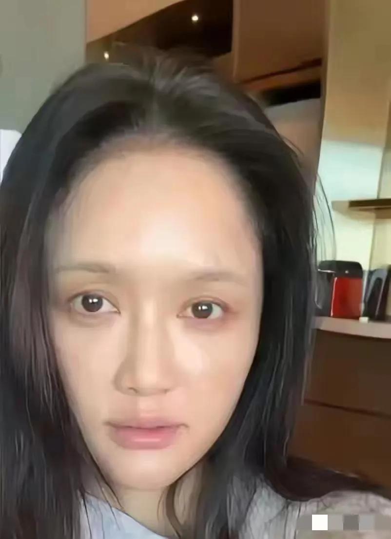你绝对猜不出来这是陈乔恩！她发生什么了，变这样？双眼无神、憔悴疲惫，一脸的劳累，
