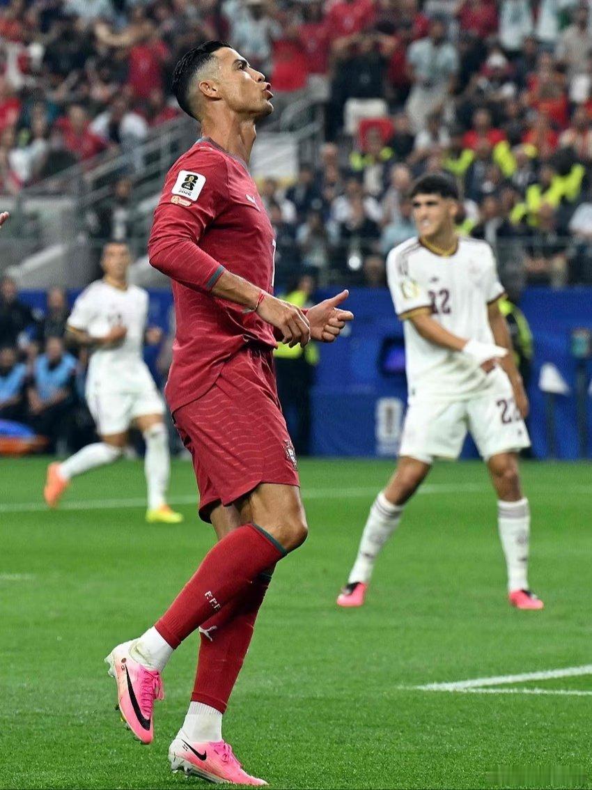 美加墨世界杯1/8决赛，葡萄牙0-1负于西班牙，止步世界杯16强。赛后C罗接受采