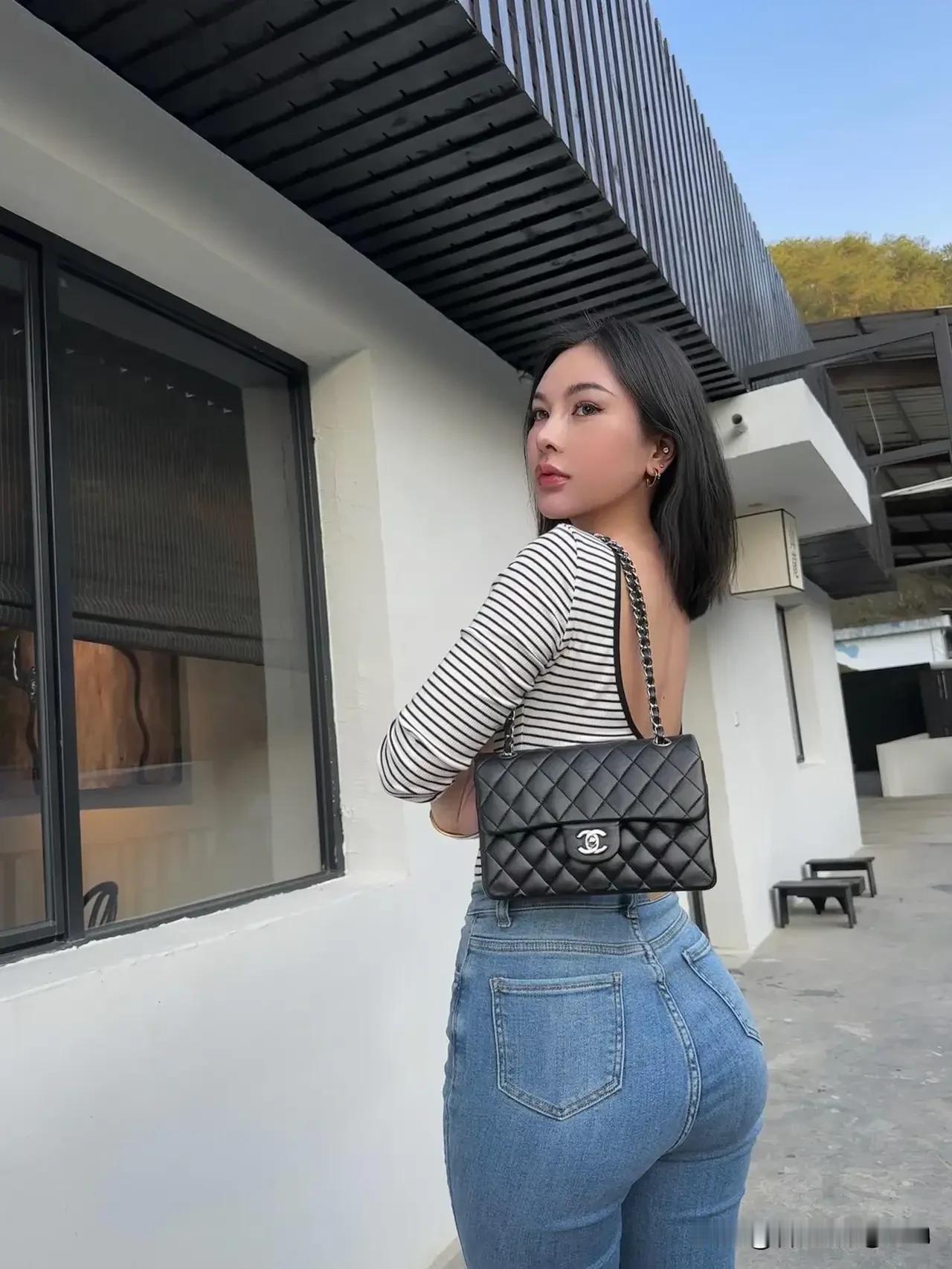 都市时尚少女，条纹上衣+牛仔裤，搭配黑色菱格包，尽显优雅与自信！