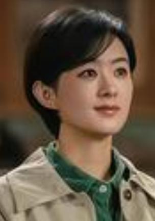 2026年1月26日，在《小城大事》剧组直播中，黄晓明透露妈妈是赵丽颖的“铁杆剧