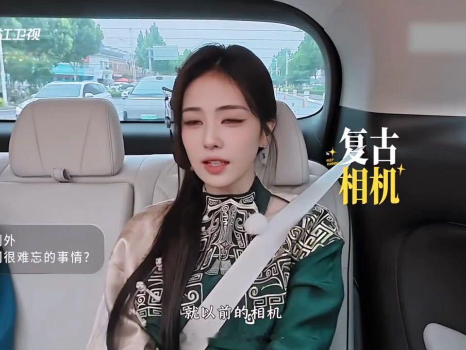 白鹿送了丞磊一大堆相机丞磊把白鹿送的相机放家里收藏白鹿新剧躺在坟墓里流泪 你们觉