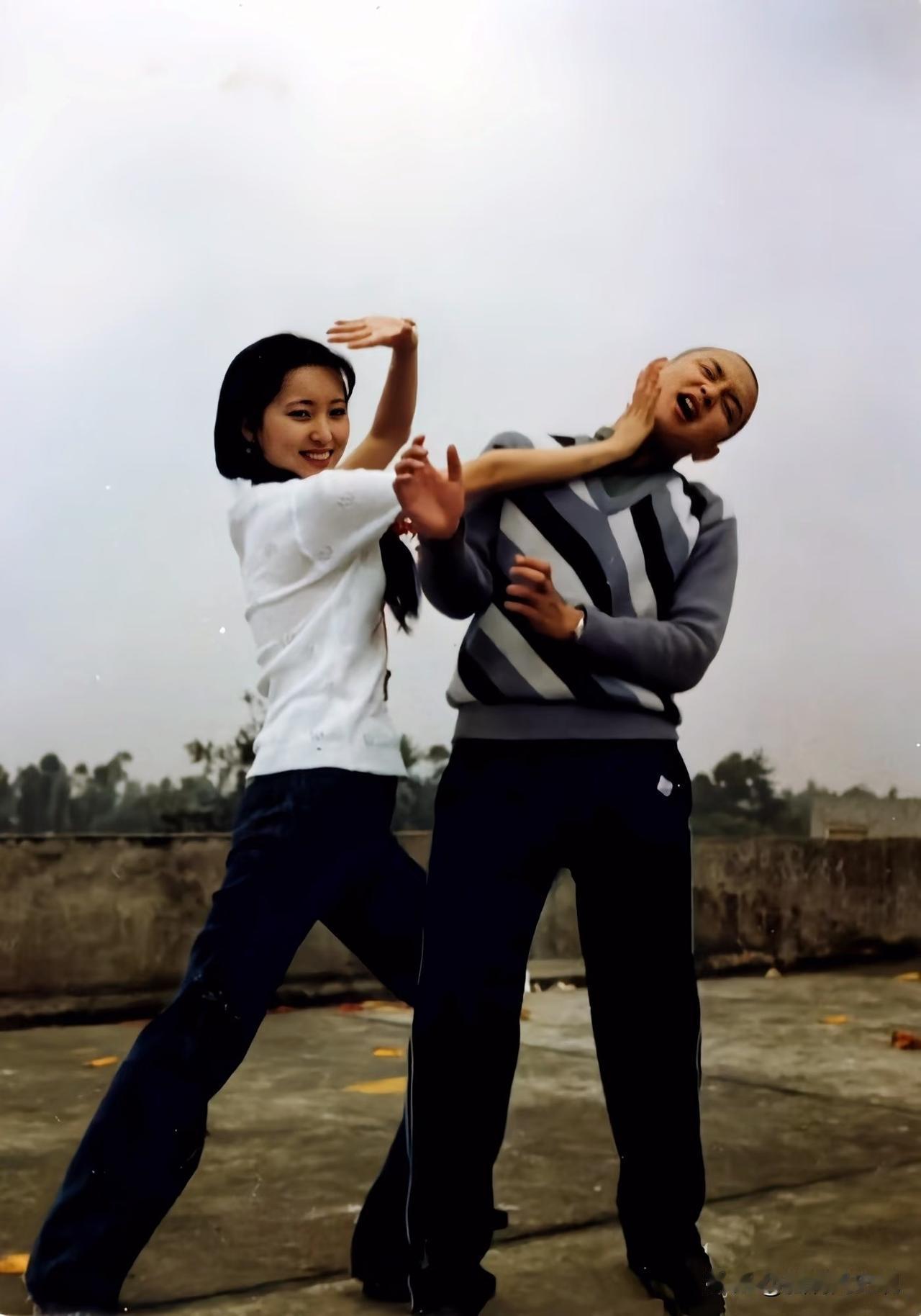 87版《红楼梦》里陈晓旭（林黛玉）和欧阳奋强（贾宝玉）的珍贵片场花絮。
 
剧里