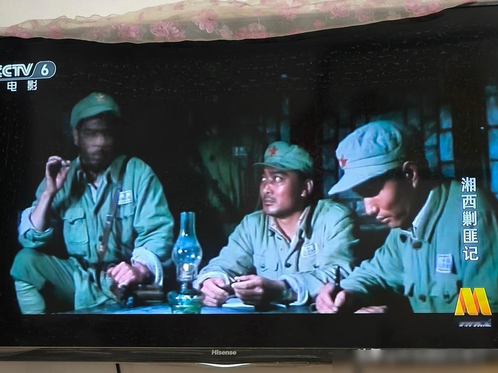 小时候看过《乌龙山剿匪记》，这得是三十年前的事了吧。这刚刚我又在央视六看《湘西剿