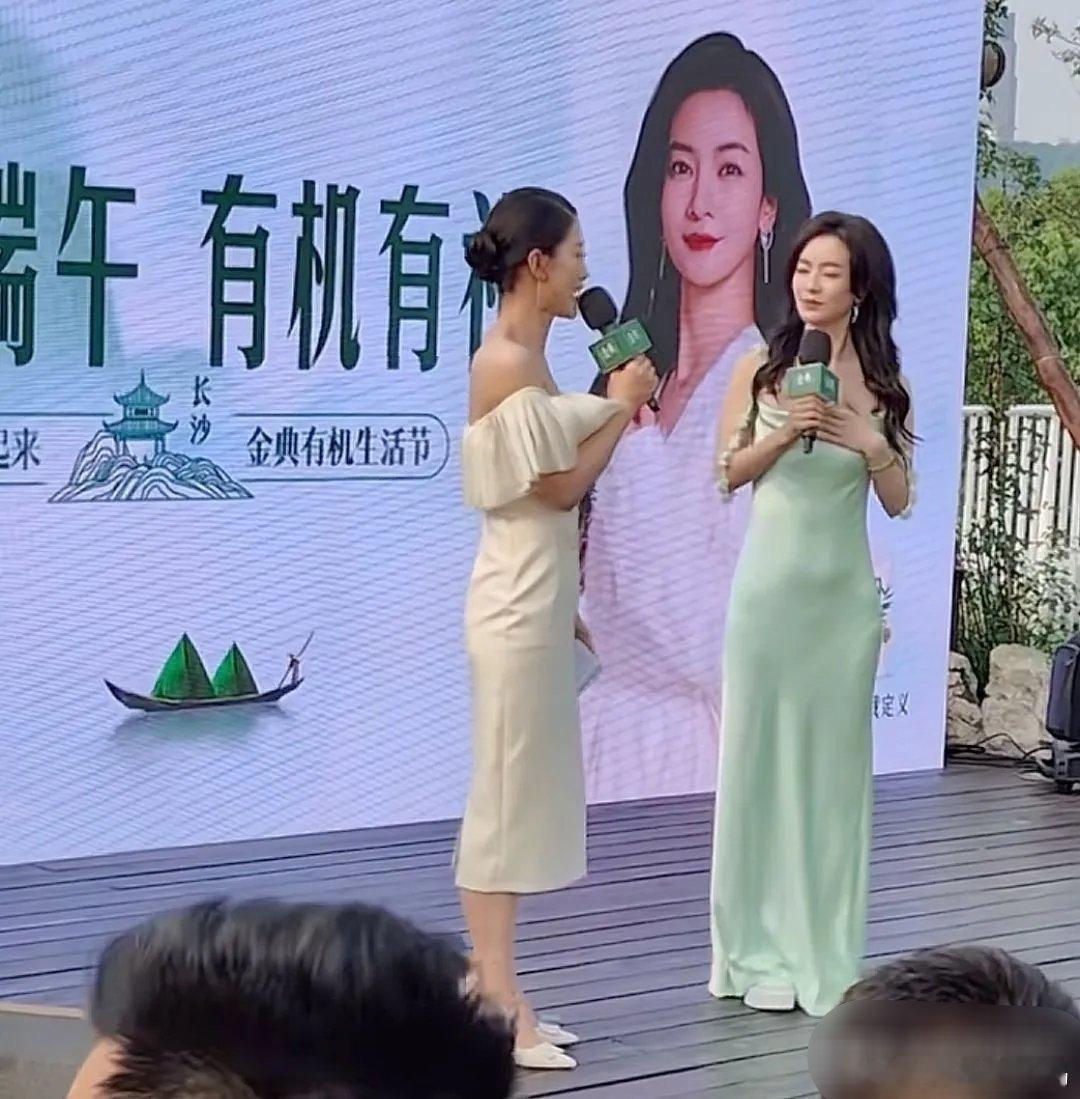 李晟出席活动一袭绿色吊带裙十分抢眼，不过网友关注度都在她的肚子上，这是腹肌还是小