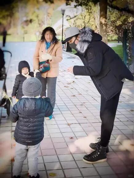 靳东与俩儿子的休闲日常：荧幕儒雅男神，私下暖心奶爸
 
荧幕里沉稳克制的靳东，卸