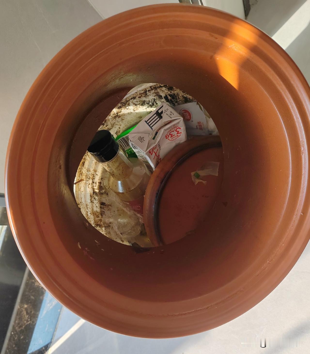 今天，上午干了一件大蠢事，把一个挺好的煲汤矿罐也煮破了。
 
这个砂锅本来带配套