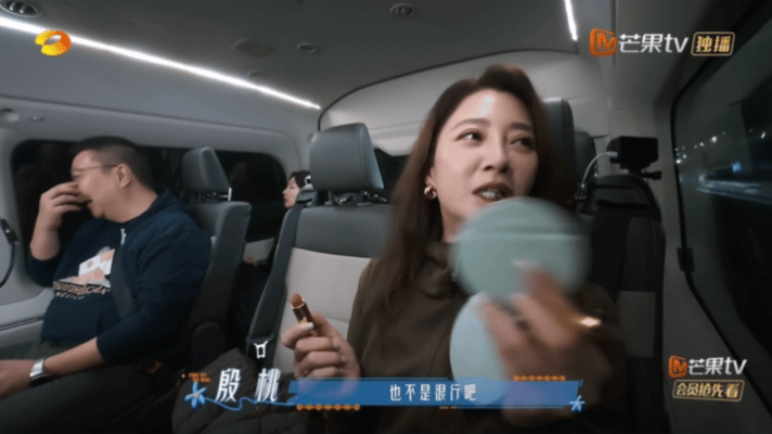 邓为给花少团取口号奔赴热气球的路途上，大家聊起团口号。邓为灵光一闪想出“七福随行