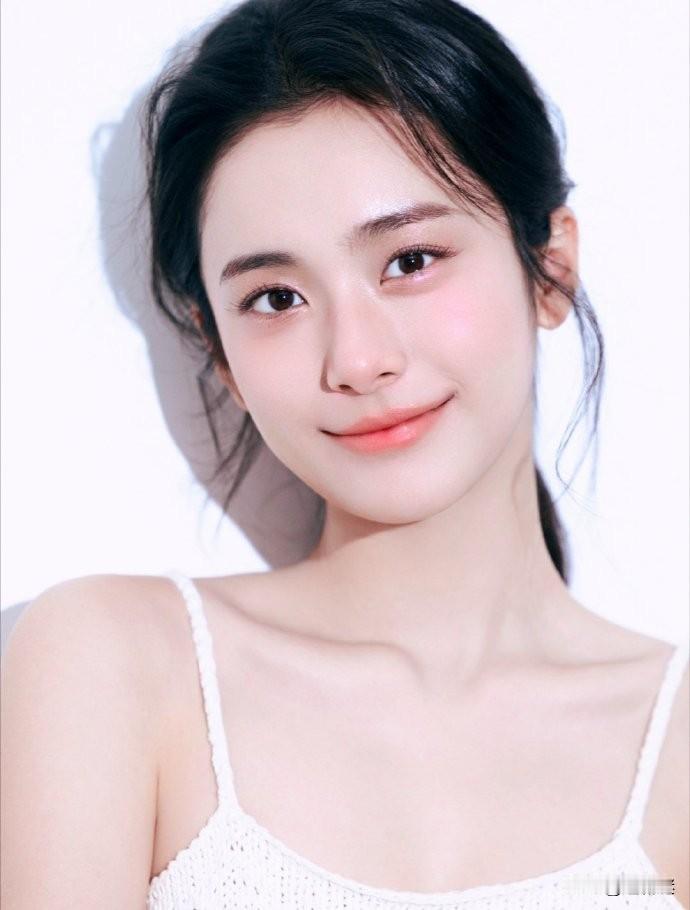《花开锦绣》，本来冲着女主邓恩熙去的，结果硬是被范诗然抢了风头。范诗然，那真是把
