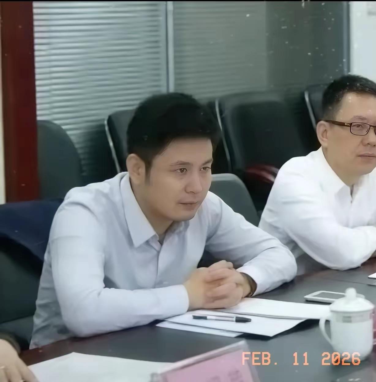 照片里看着像刚毕业的学生，
谁知是湖南“七公子”里的那位。
不到三十就当上总裁助