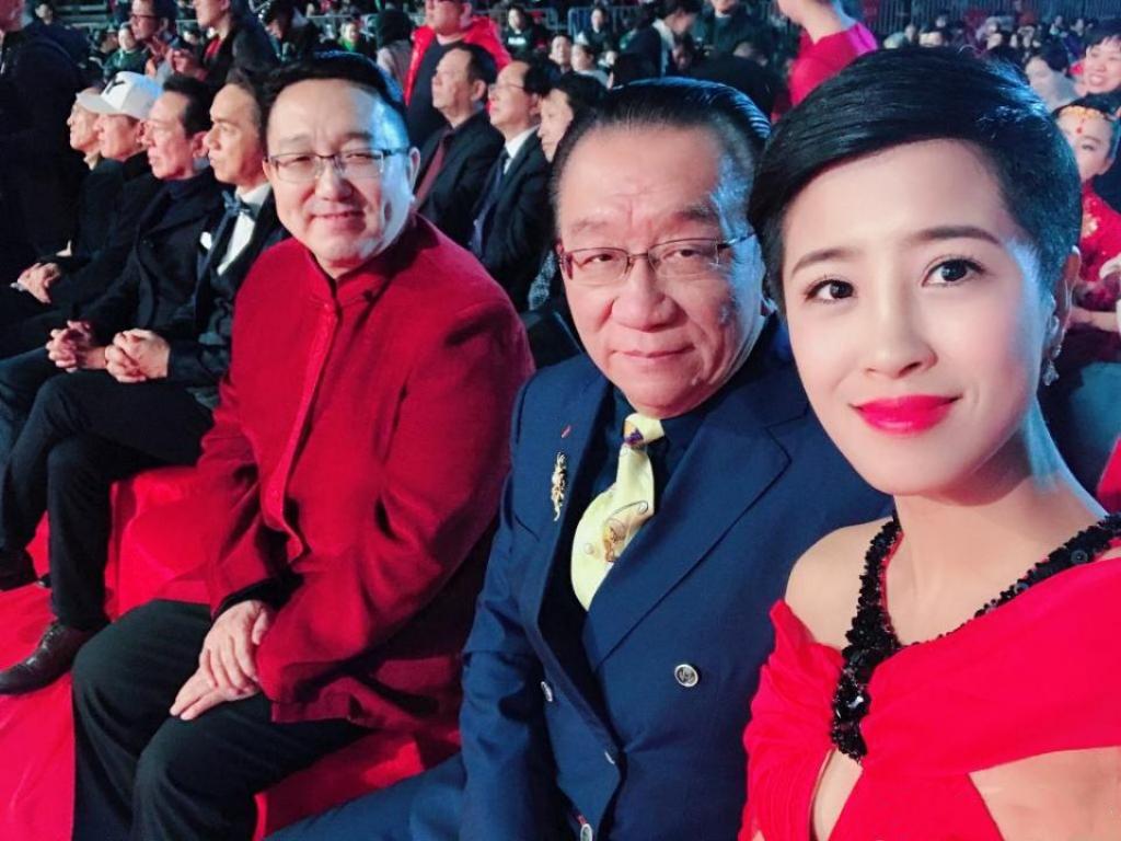 三位演艺界人士同框：我认出了穿着中国红上衣的国家一级演员句兆杰（艺名句号），衣着