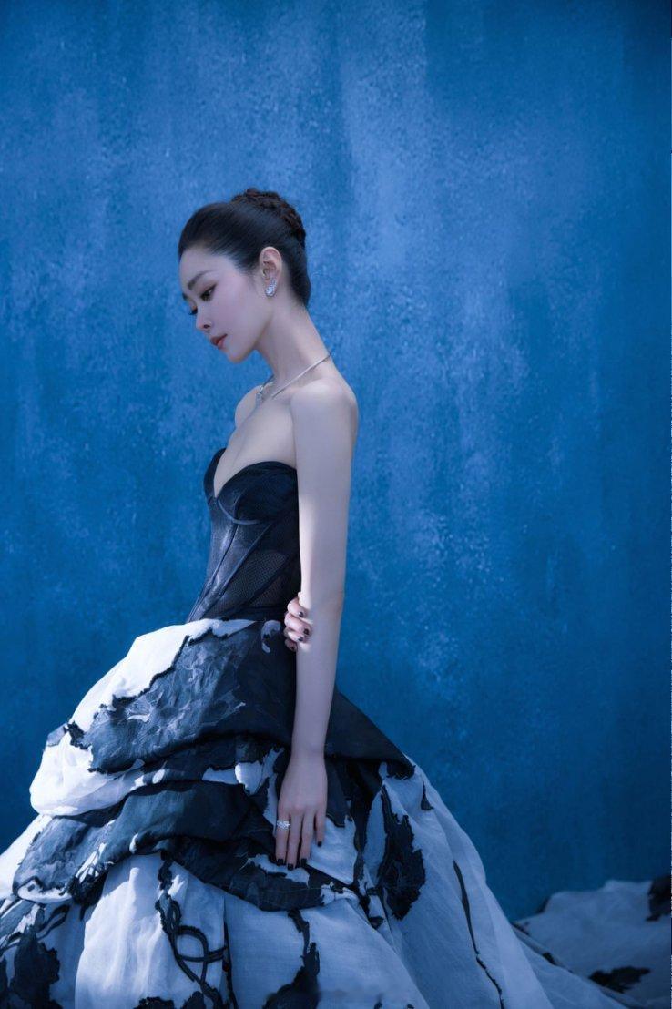 宋轶露背墨染长裙  宋轶暗黑花使  宋轶这次真的让人惊艳不已，暗黑系长裙配上她独