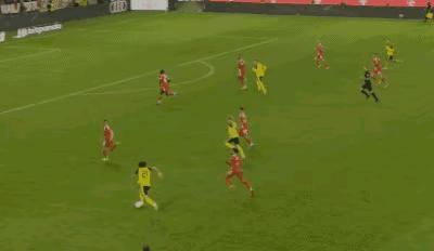 谁能想到铲球的球员是凯恩？这可是前锋凯恩，在德甲进球如麻的凯恩，但是当球队需要防