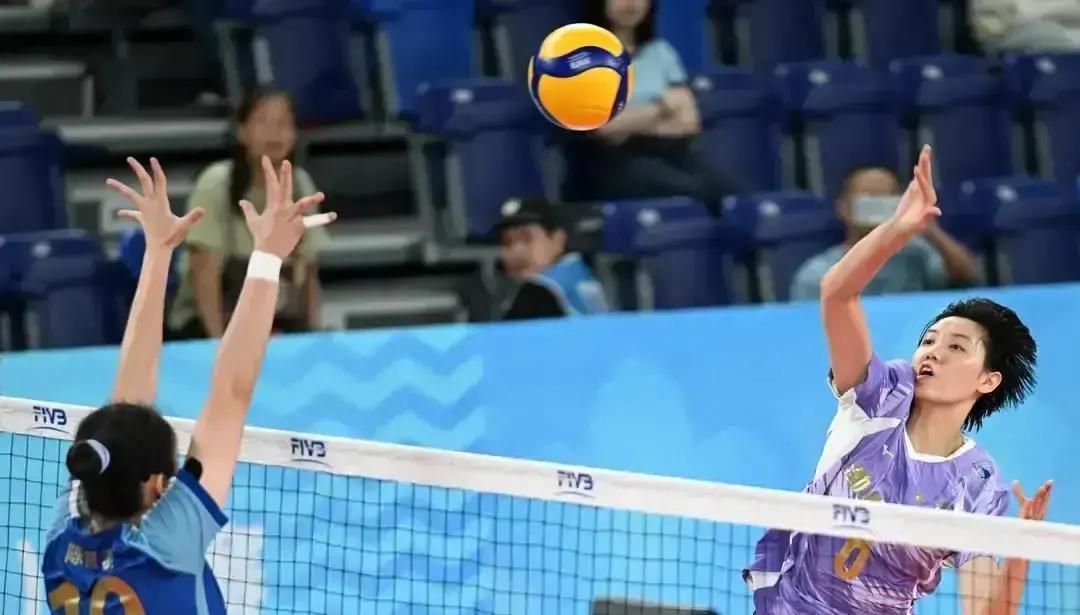 天津女排刚上来的李荣钰，是队里第一高人。
 
06年生的，还不到19岁，身高1米