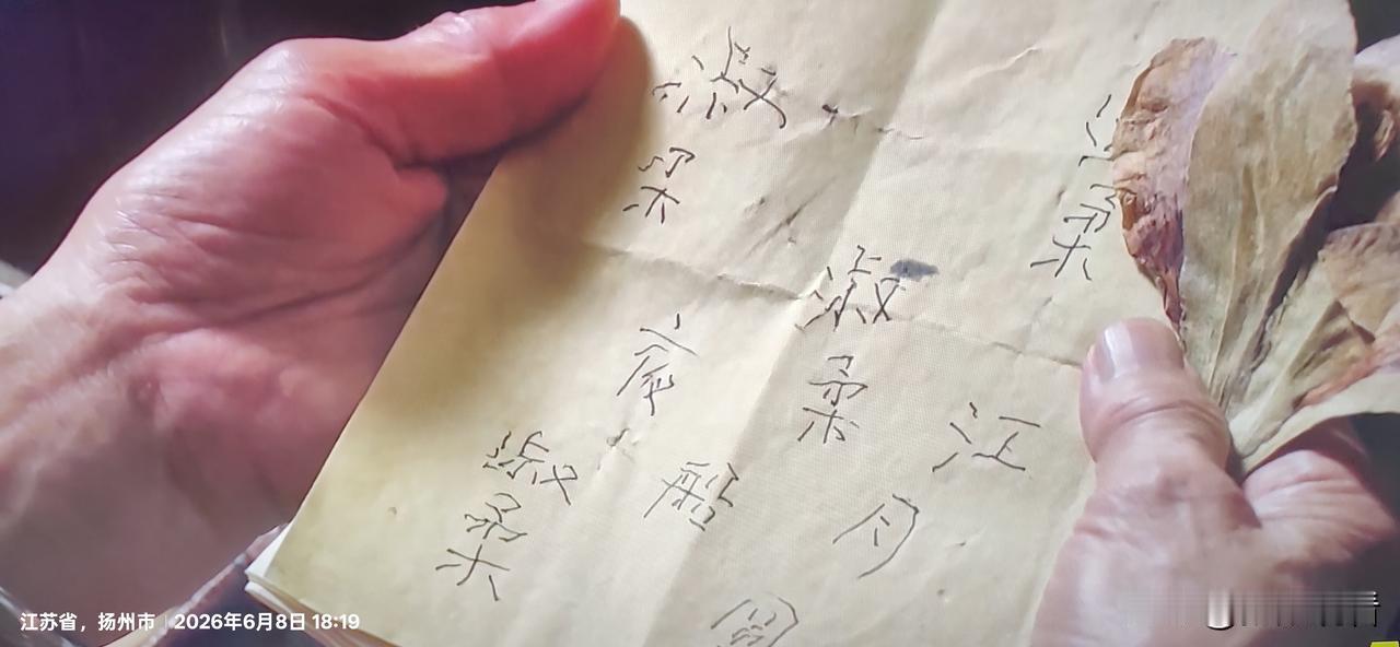 看完《给阿嬷的情书》真的直接给我整破防了，一下子就穿越回慢悠悠的旧时光里，感慨真