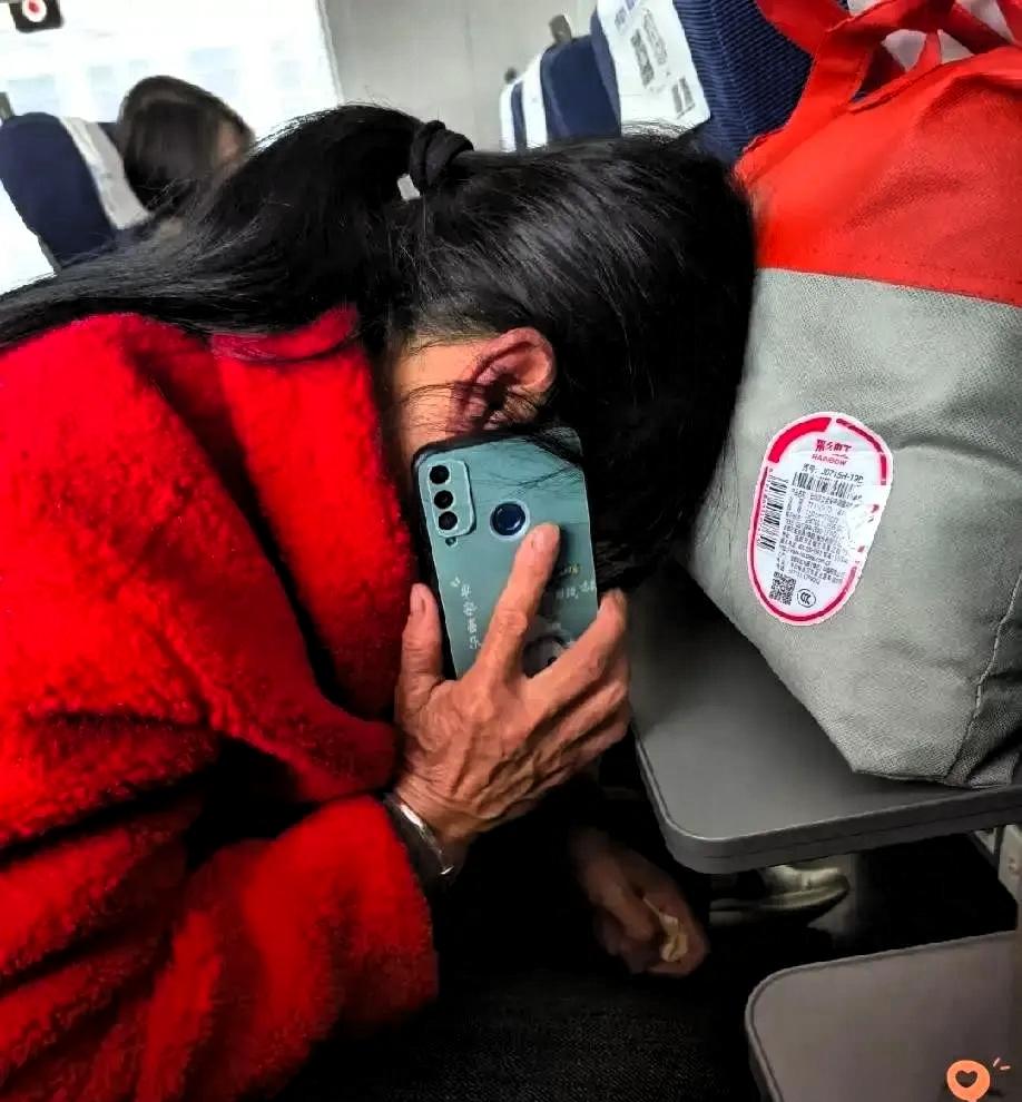 高铁上一位大姐接到电话，女儿正在产房她却还在路上。

归心似箭却又身不由己，只能