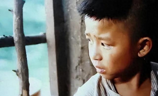 1941年，一名13岁少年，衣衫褴褛，还四处窥探，众人怀疑他的身份
 
这个少年