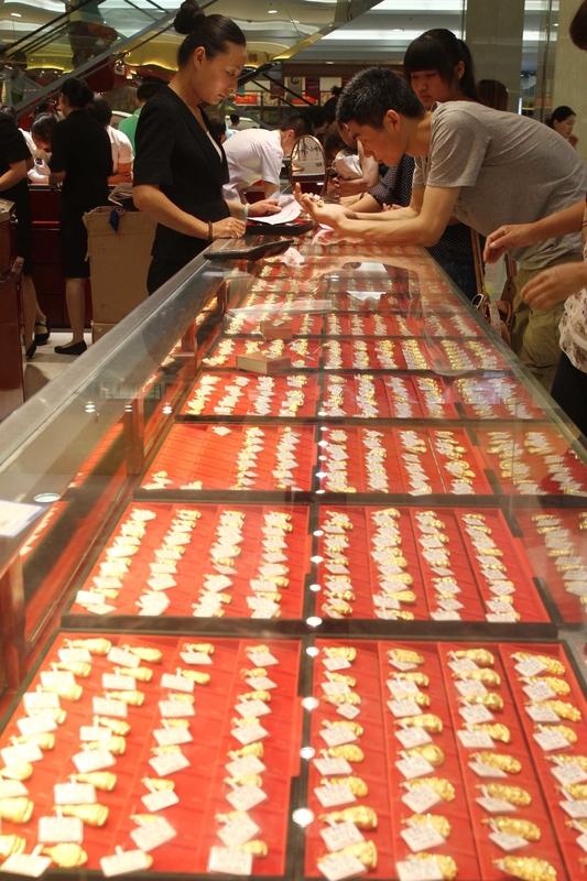 疯了！打金店扫垃圾扫出200万，1700克金粉全是顾客的？内行人爆行业潜规则
 