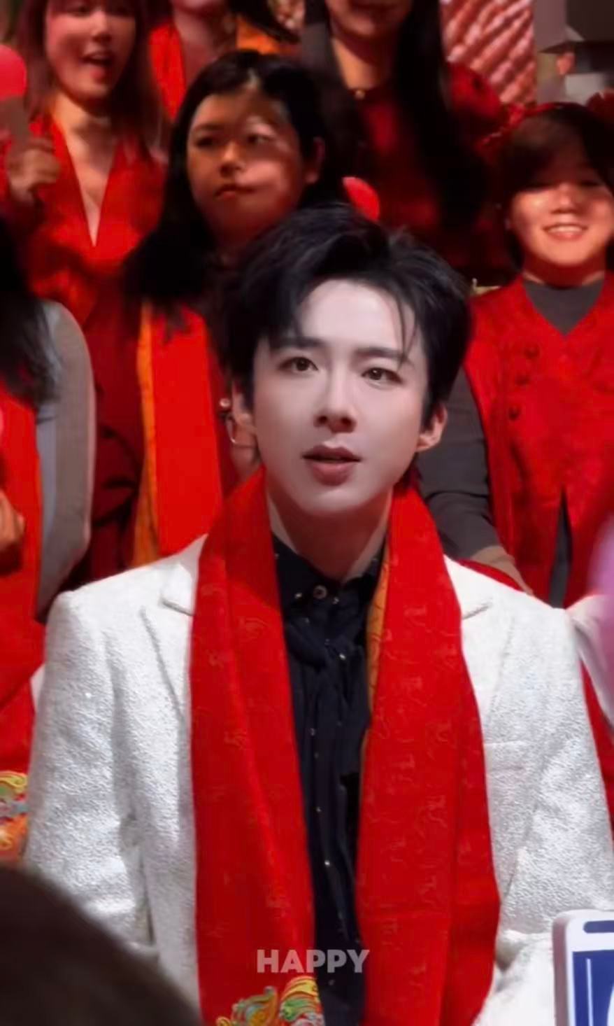 刘宇宁这身白西装搭配红围巾，妥妥的春晚贵公子。这也太养眼了吧