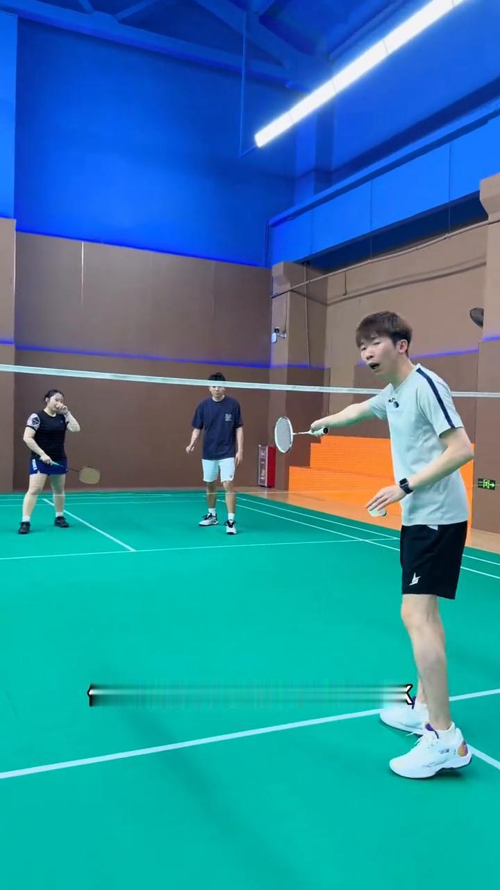 混双女生发接发。
看看像不像你，你发完球站着往前站桩吗？你这么凶干嘛？你站在这一