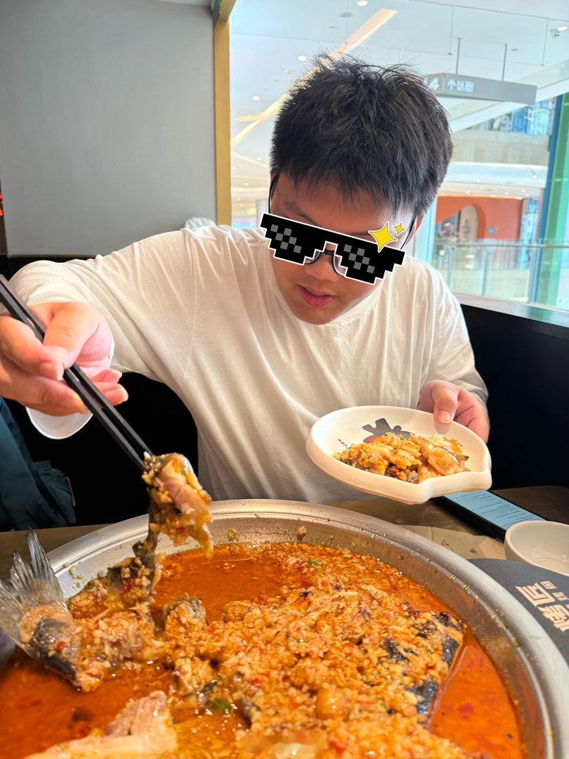 老大需要减肥。但我觉得，国内这个环境……真的不太适合减肥～😂美食太多了，走到哪