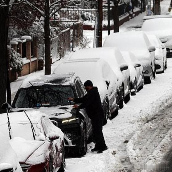 它打乱了一年中最繁忙旅行季的节奏，将数百万人的出行计划撕得粉碎，迫使多个州进入高