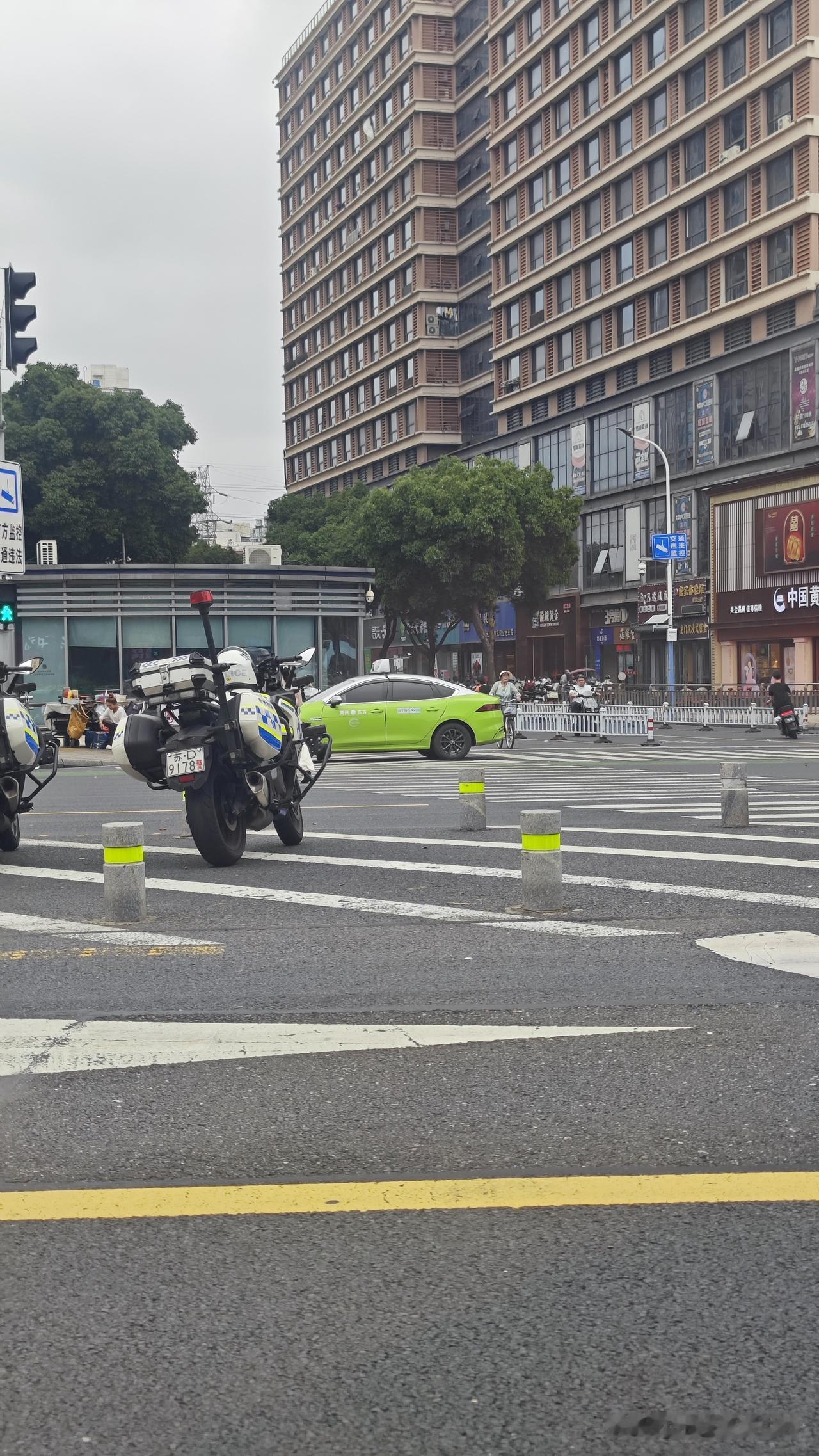 常州新北万达广场这里检查礼让行人，真是让人不解啊