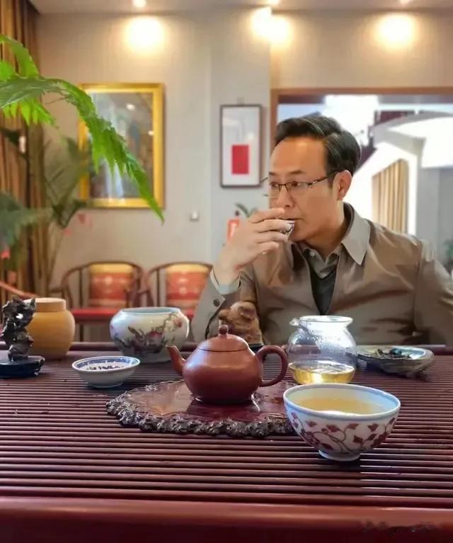 下午事儿不多，陪大哥喝喝茶！[捂脸]

      