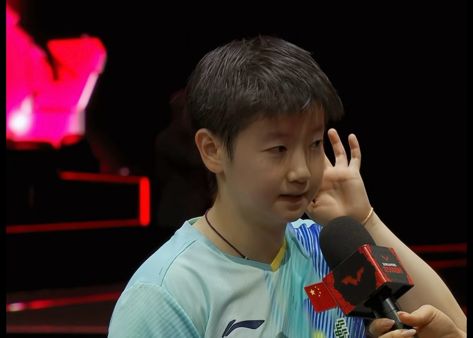 我完全盯着小莎的脸蛋er看👀