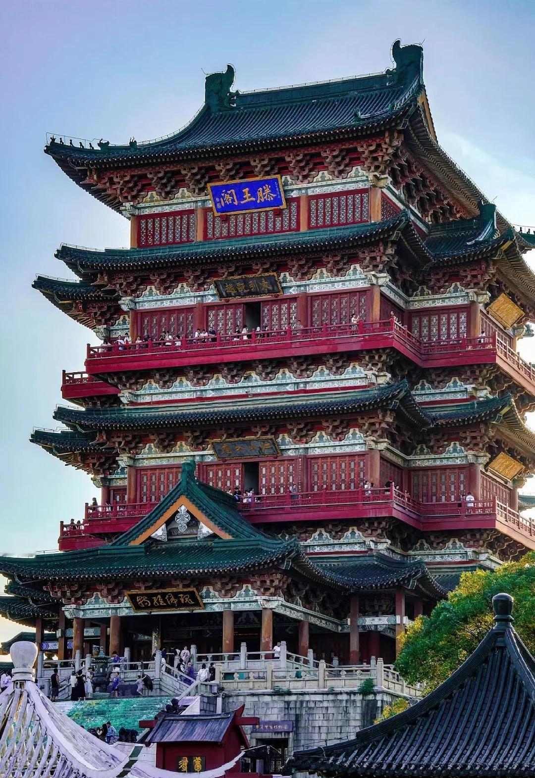 太厉害了！江西南昌，24岁日本游客为了能免票进滕王阁，足足背了一个月《滕王阁序》