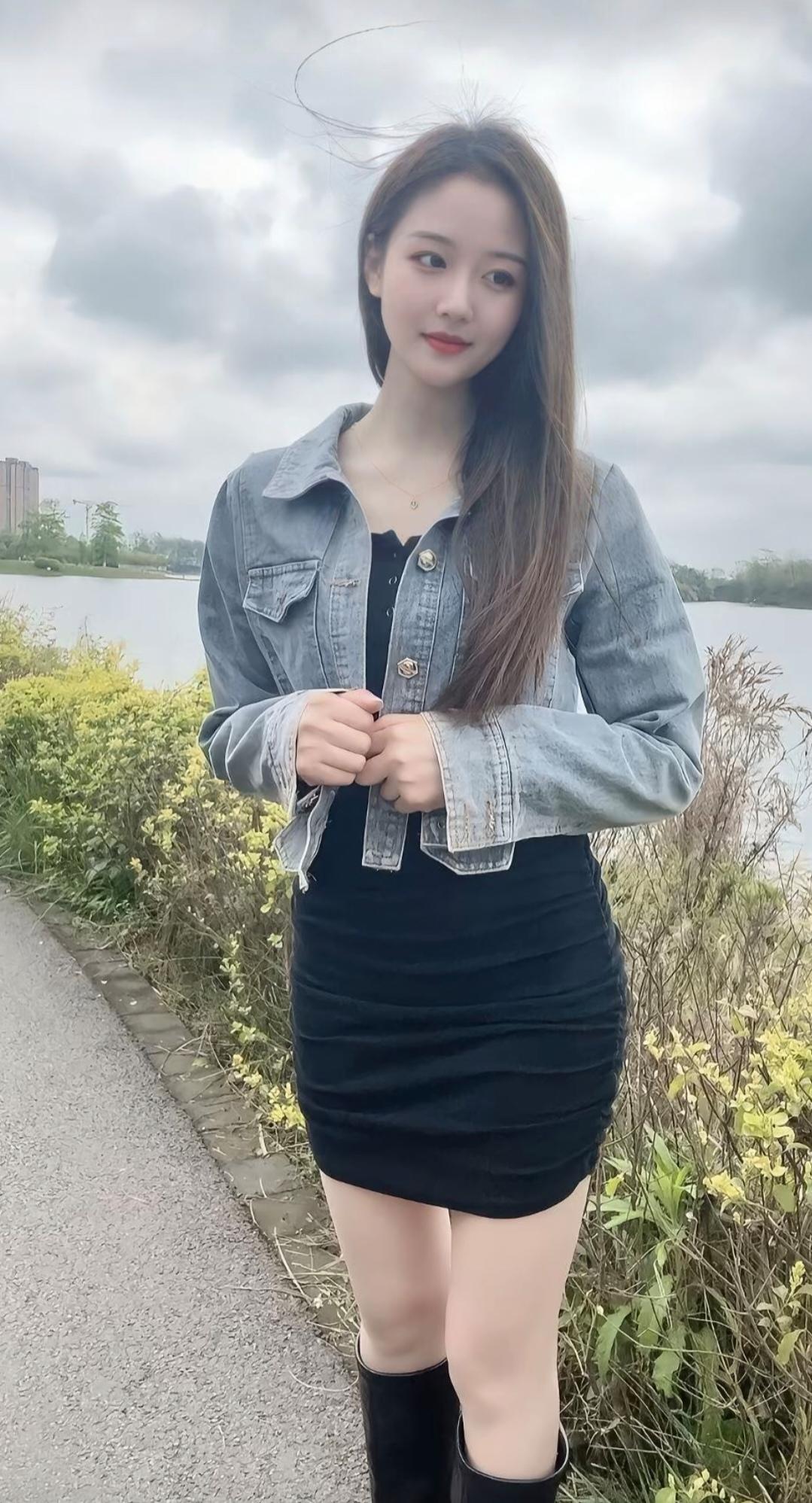 牛仔外套+黑色短裙，元气少女风，轻松出街！👗👠