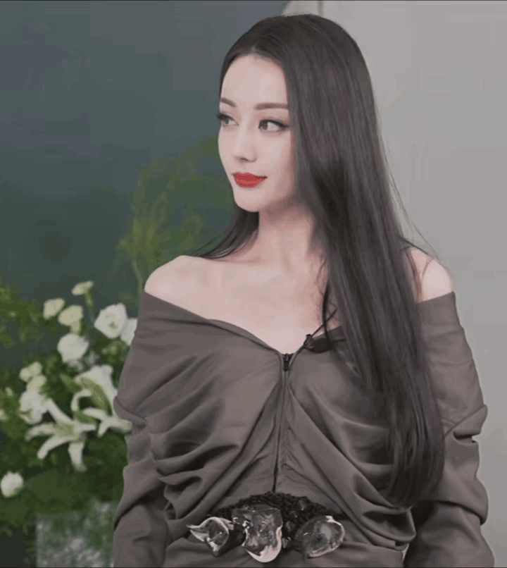 迪丽热巴直播今天造型怎么样，昨天那套冷艳，今天这套女神下凡的感觉，少了一顶皇冠。