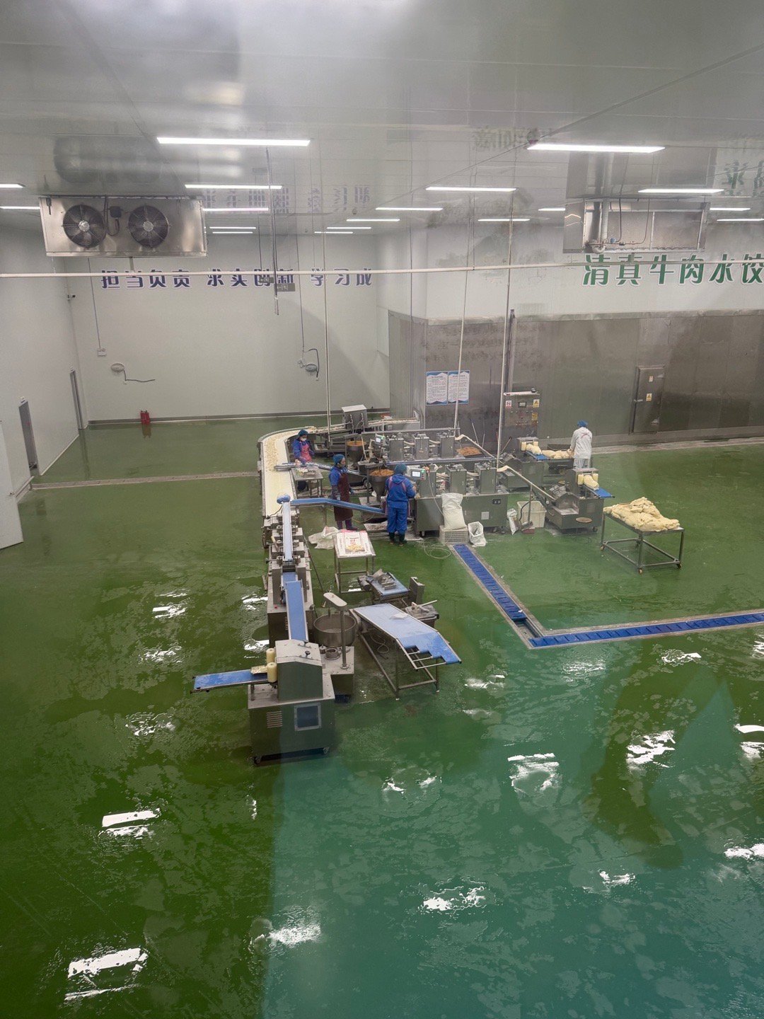 站在车间里看了一会这条饺子生产线，看到成品源源不断从一端冒了出来，我想，只要设备