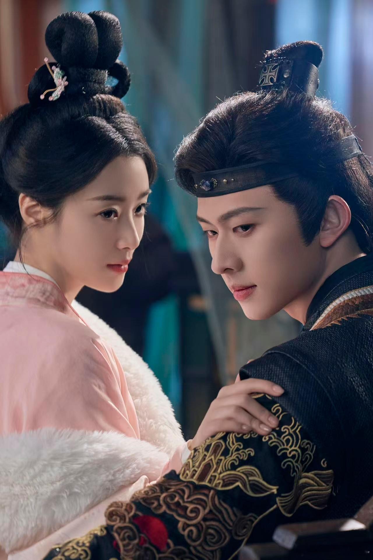 听完黄龄的歌想替女主递刀 短剧顶配阵容来袭💥！王小亿与陈添祥同框太好磕，预告里