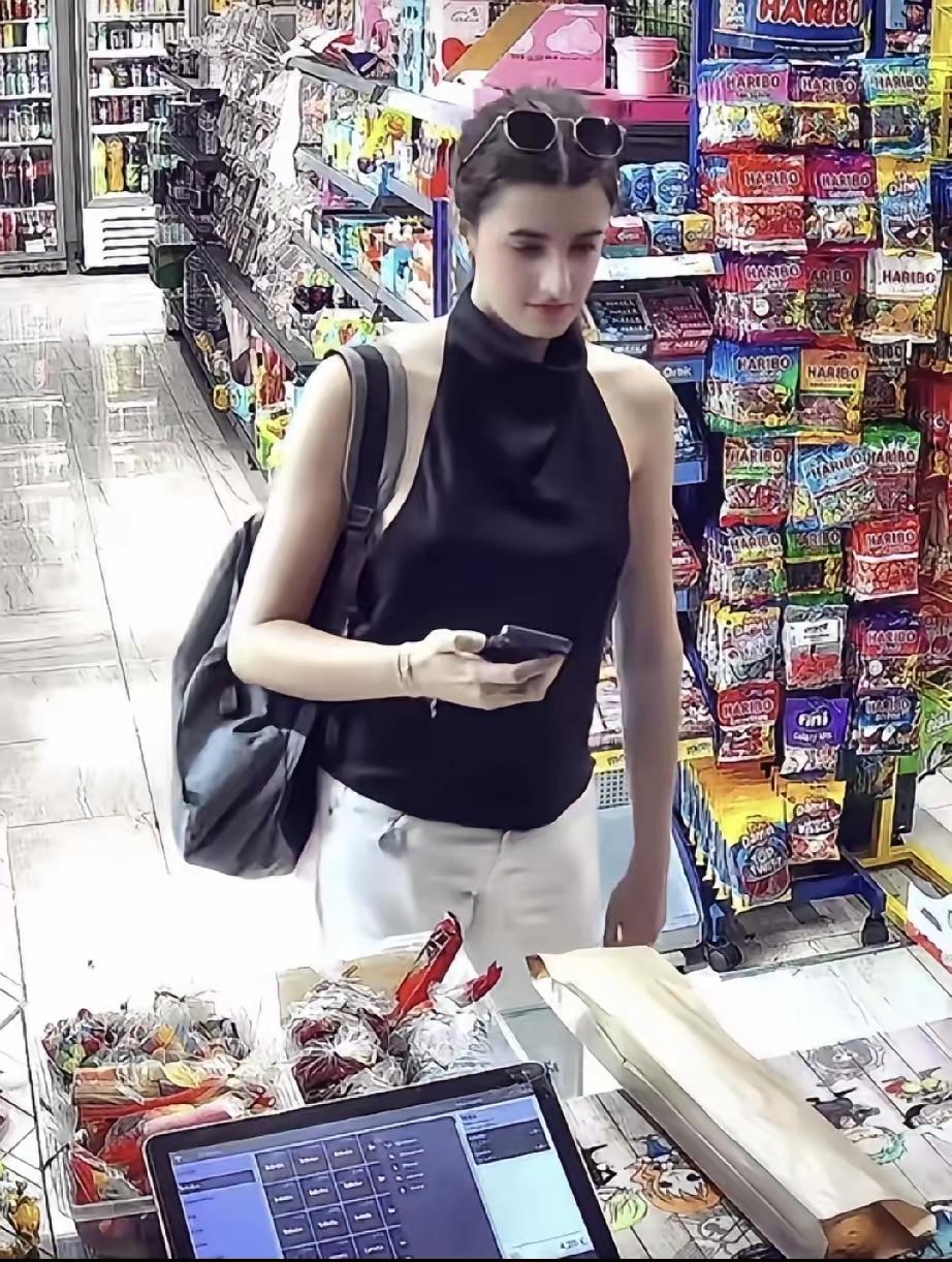 这位就是走红网络的西班牙博主，也是那条逛中国超市惊叹物价便宜短视频的主角：
 