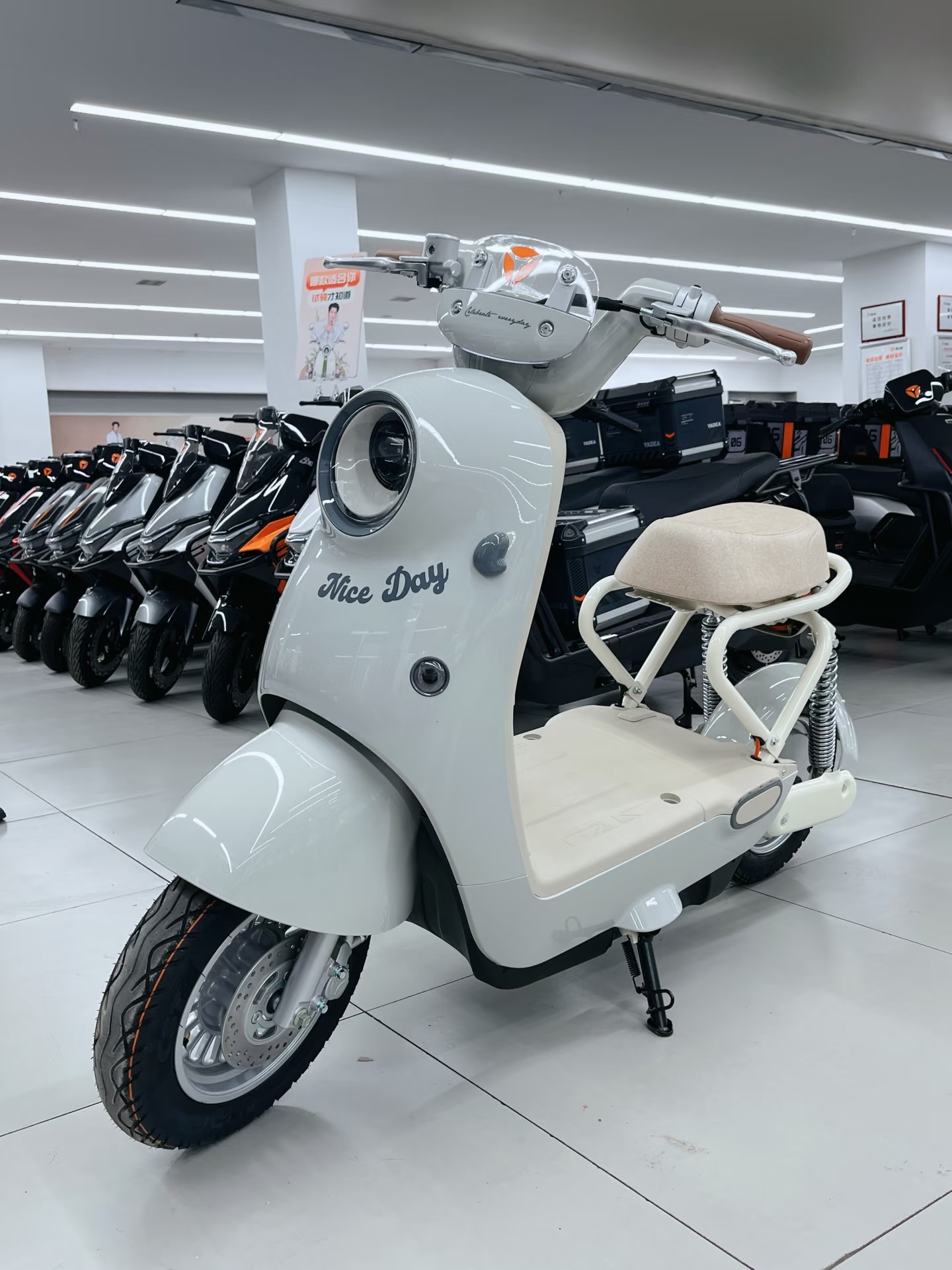 雅迪电动车致歉 前两天还和朋友聊呢，他说，新新国标规定前面不能有小筐，座下也不能