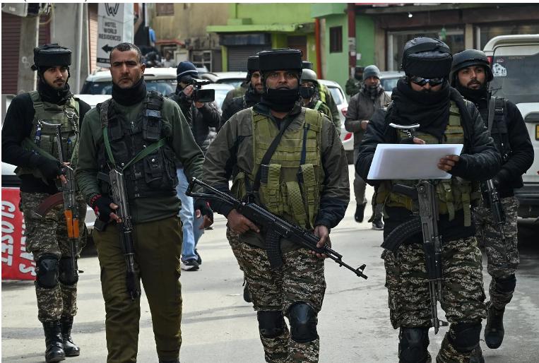 印度士兵与国产体鲁尼突击步枪，印度本地生产的保加利亚阿卡复制品