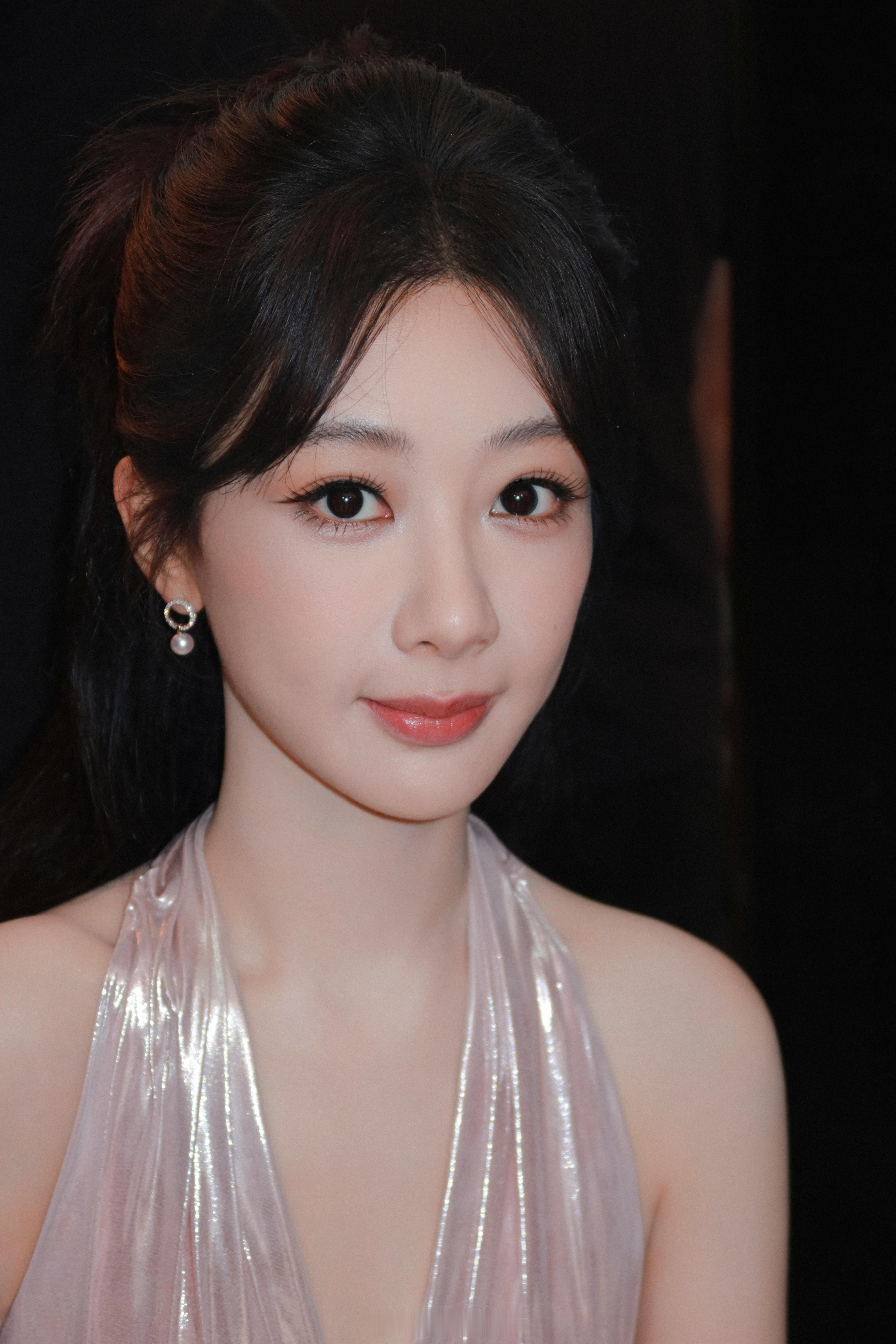 杨紫粉色挂脖流光裙造型出图了，这也太好看了吧！[求关注] ​​​