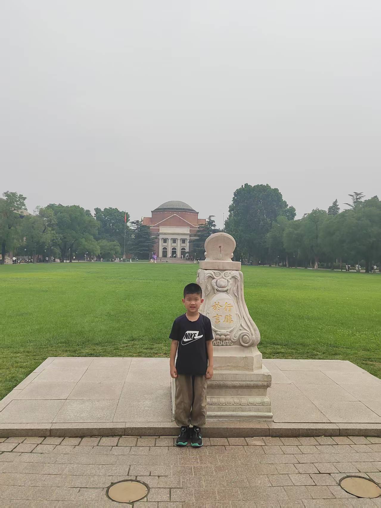 清北开放参观肯定爆满暑假会有大批家长/研学机构带孩子去清北参观让孩子受一下熏陶润