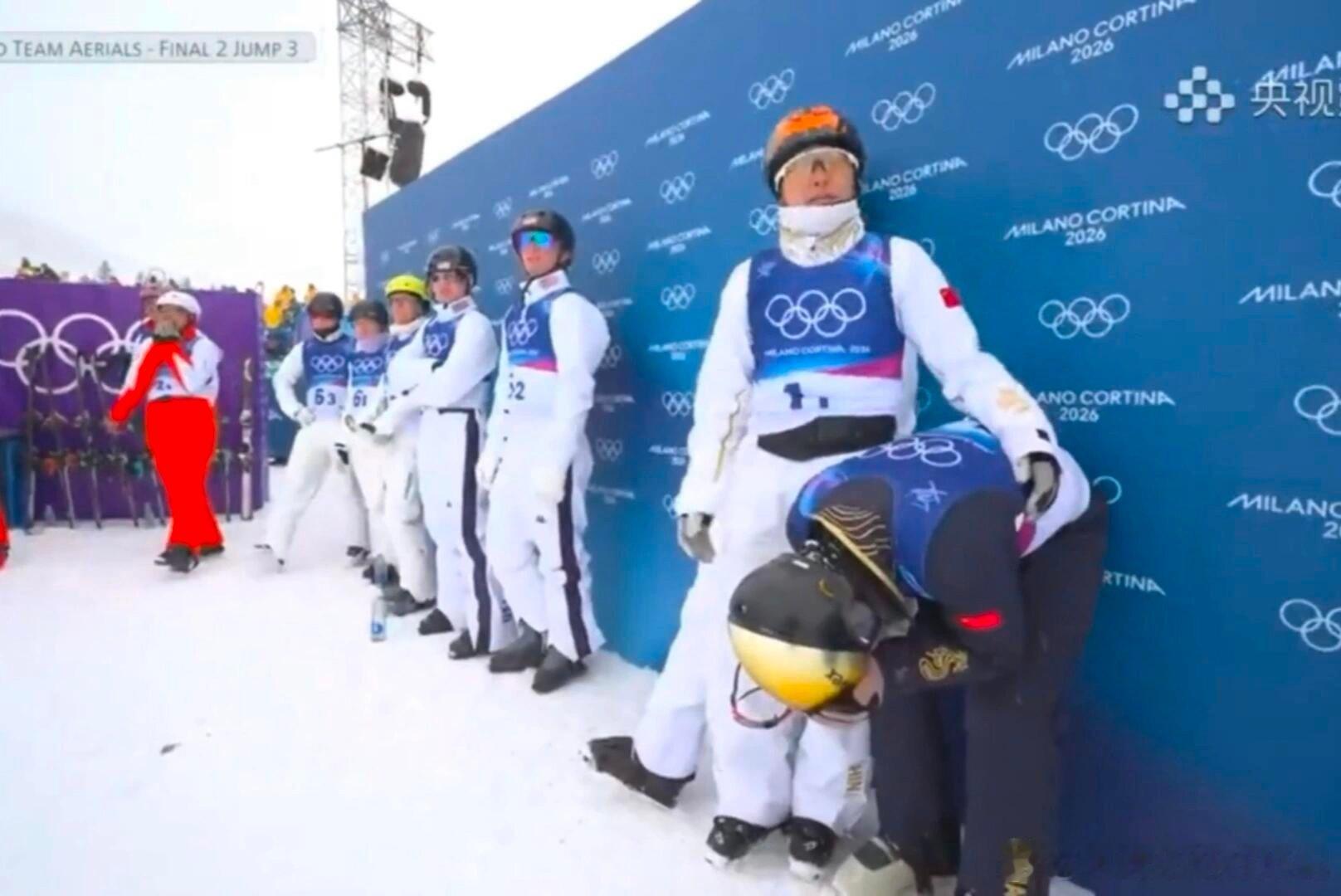 徐梦桃安慰李天马天马也失误后小伙子抱头沮丧，桃姐拍拍他，比对王心迪还温柔的说 “