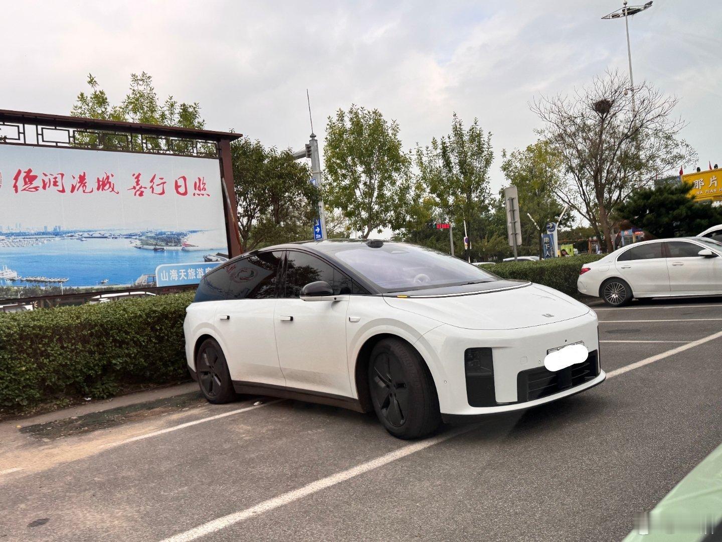 这两天跑音乐节可把我累坏了[淡淡的] 坐上 的理想 i8 也太舒服了，像逛了半天