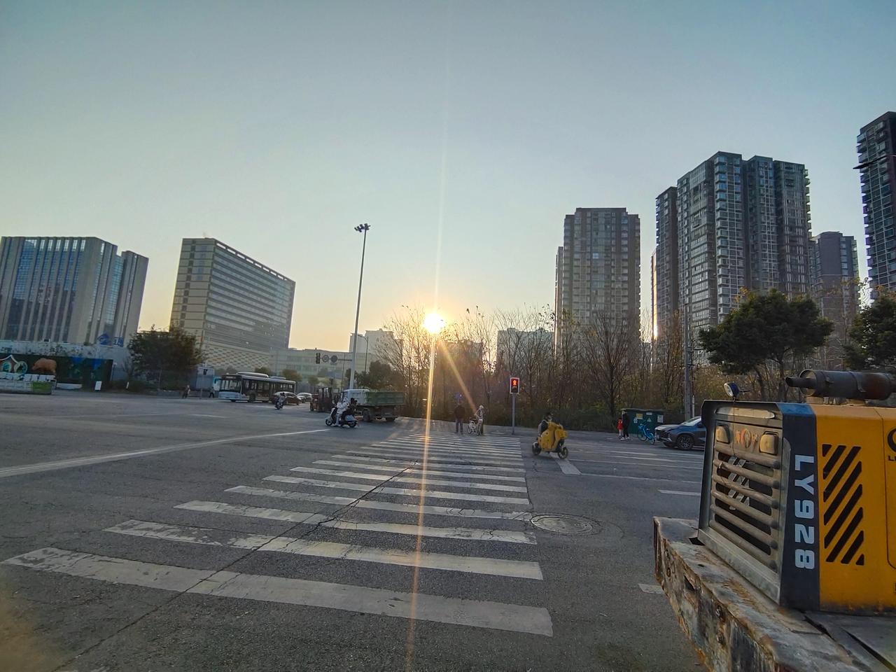 冬日生活打卡季阳光漫过缝隙，把日子织成了细碎的暖。