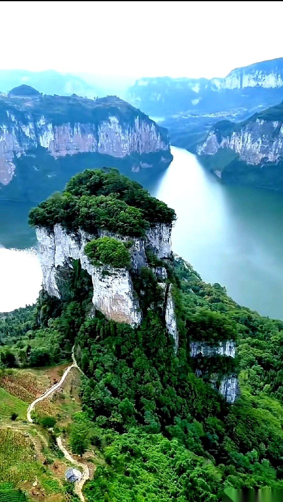 我跟你说，别再去那些刷着假漆、挂满红灯笼的所谓“古镇”了，求求了。
今晚，坐一条