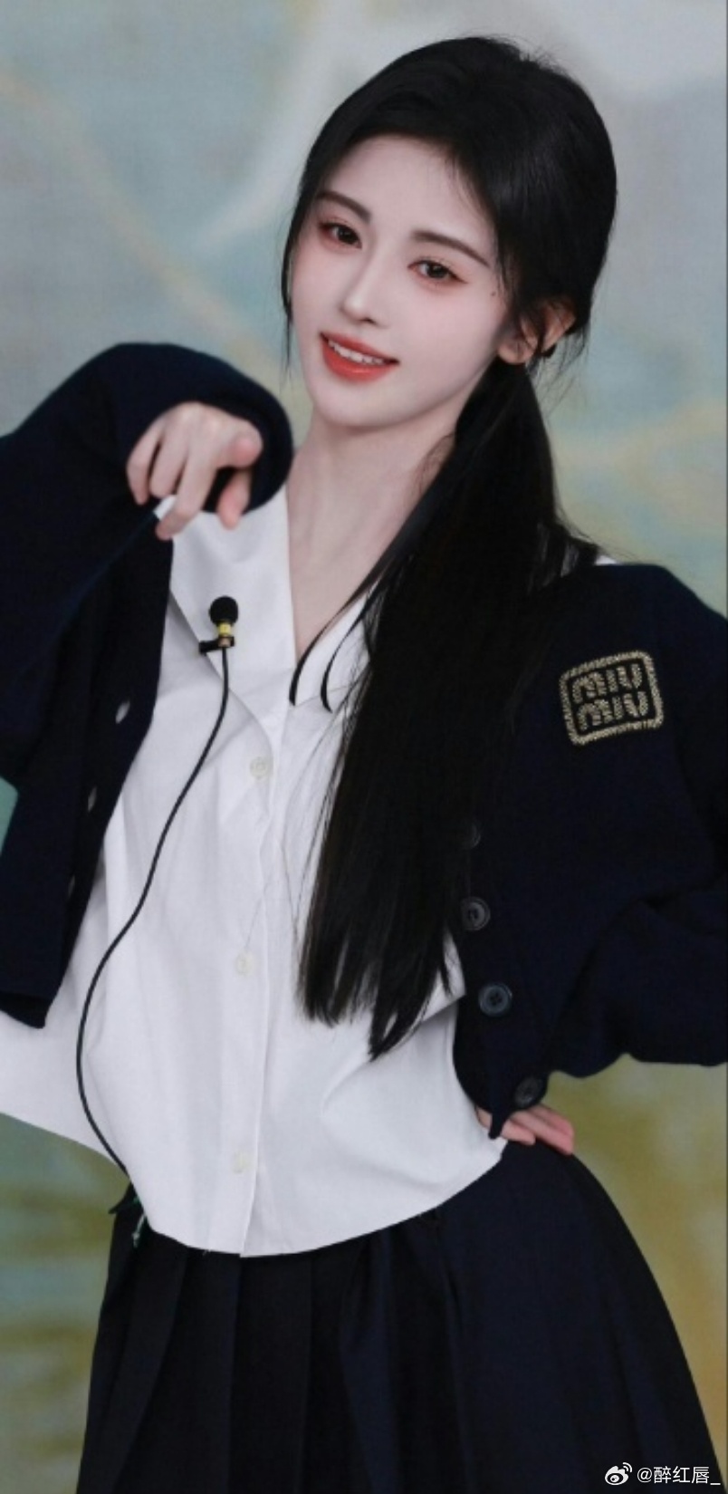 鞠婧祎掌管黑色最权威的神 鞠婧祎真的天生适配黑色，清冷又贵气，不管是丝绒礼服还是