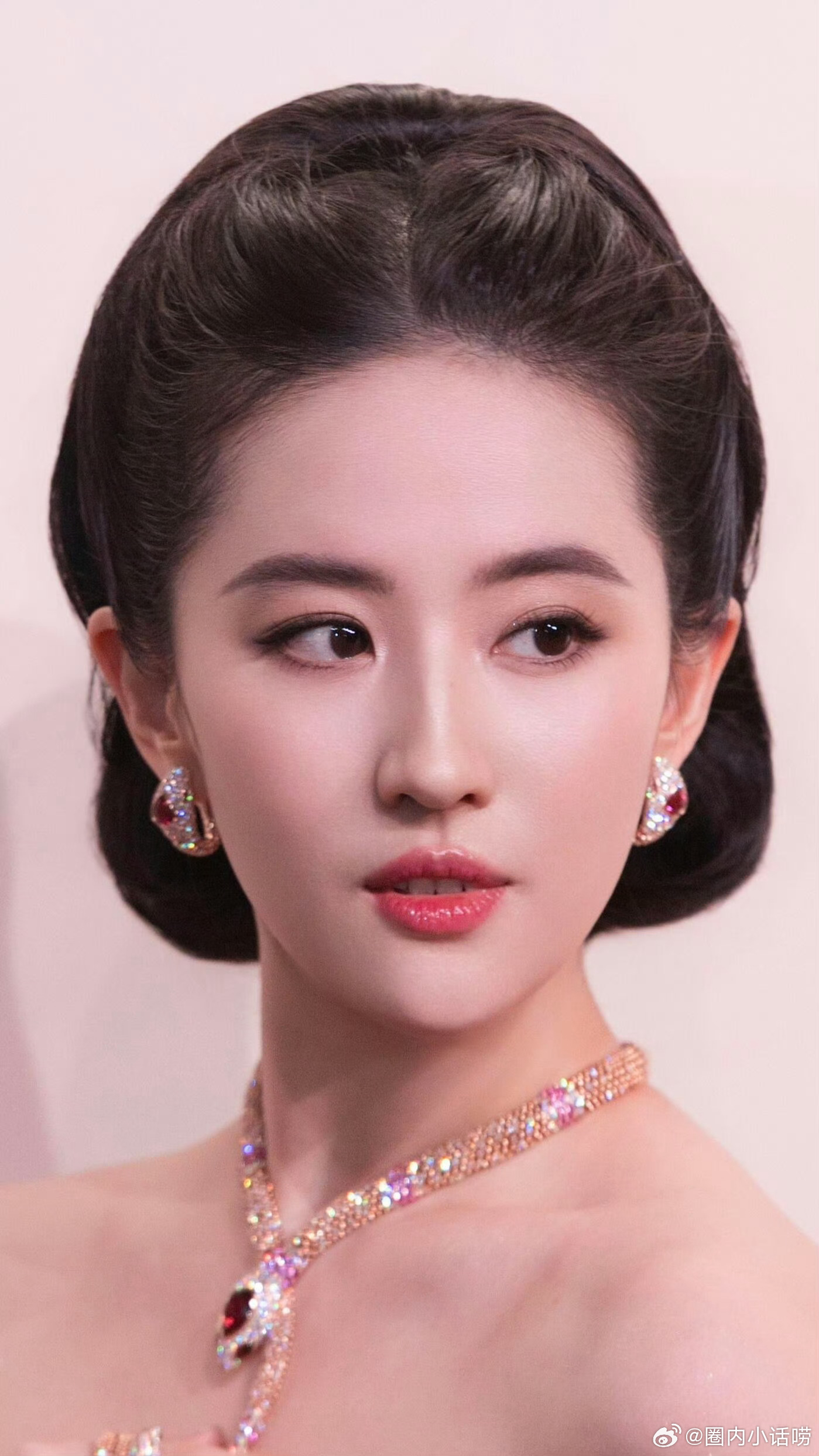 粉底液看多了，用刘亦菲怼脸图洗洗眼 珠宝是不是又被忽略了？ 