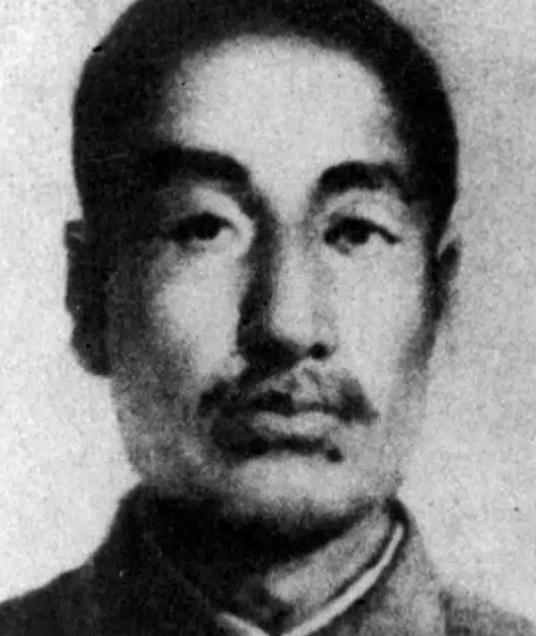 1942年，赵尚志牺牲后，一个汉奸用脚踢了踢他的头颅，叛徒谢文东怒了，直接给了汉