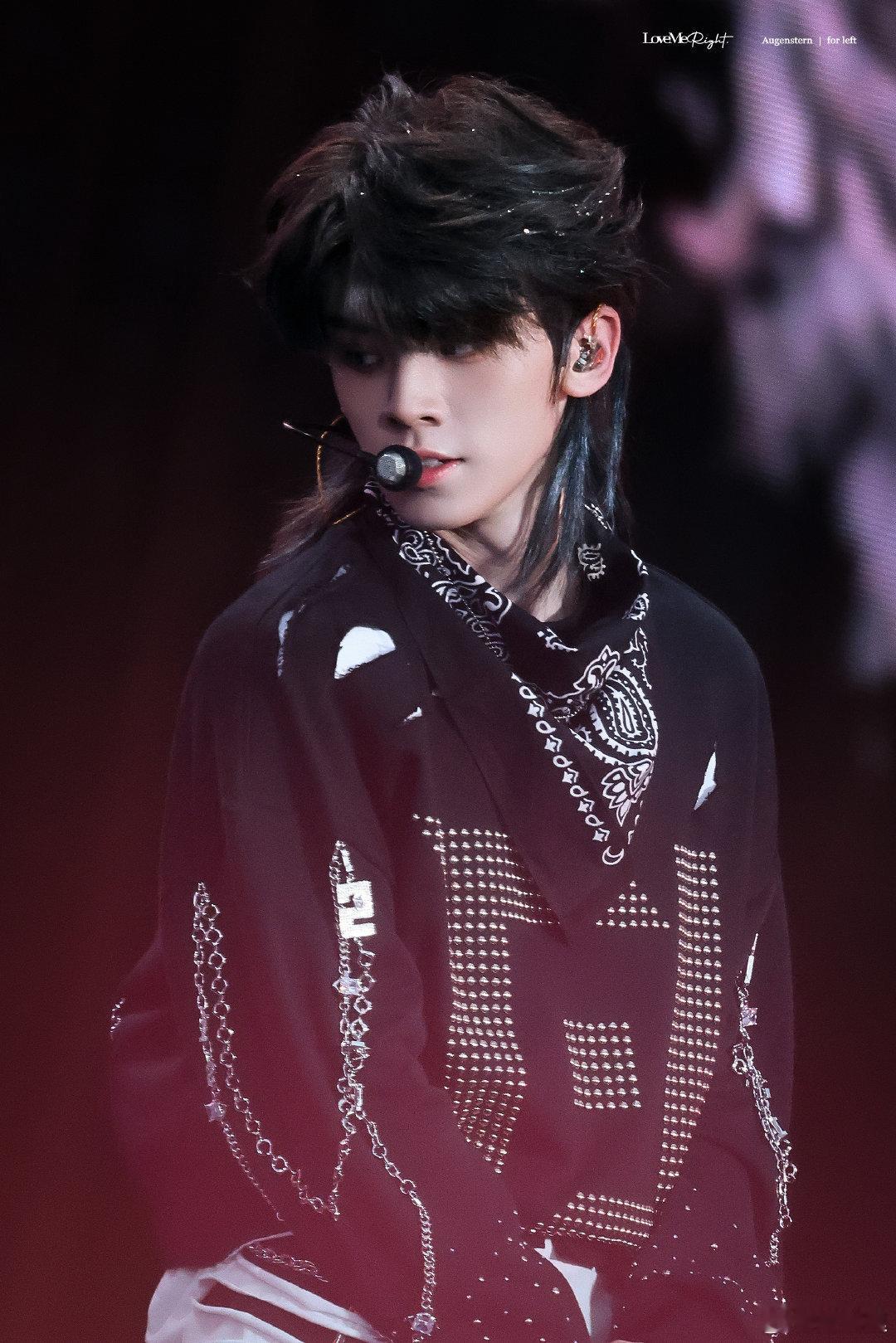 左航亮片狼尾鲨疯了！亮片+狼尾适配度拉满，舞台上又酷又闪，少年感直接焊在身上～ 