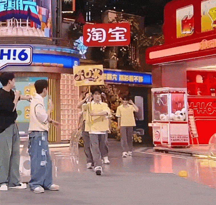 像不像那个幼儿园小朋友放学，老师让最听话的那个小朋友站在前面，手里拿着牌牌等家长